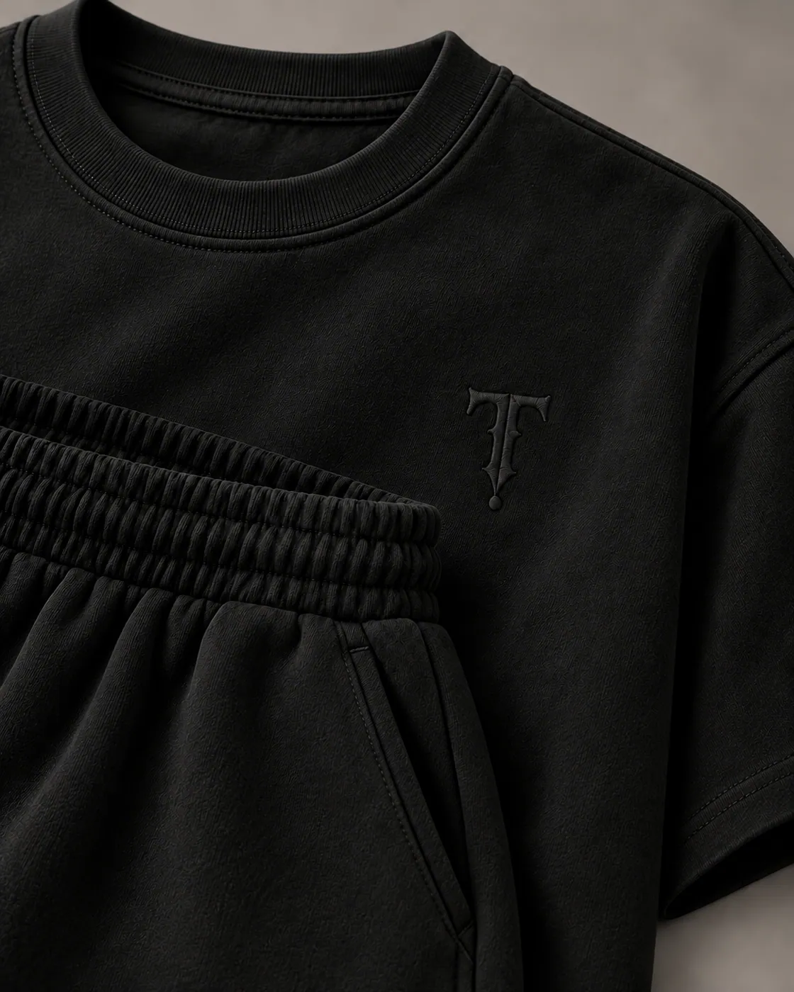 FORM SHORT SET in Black / Tonal, detail