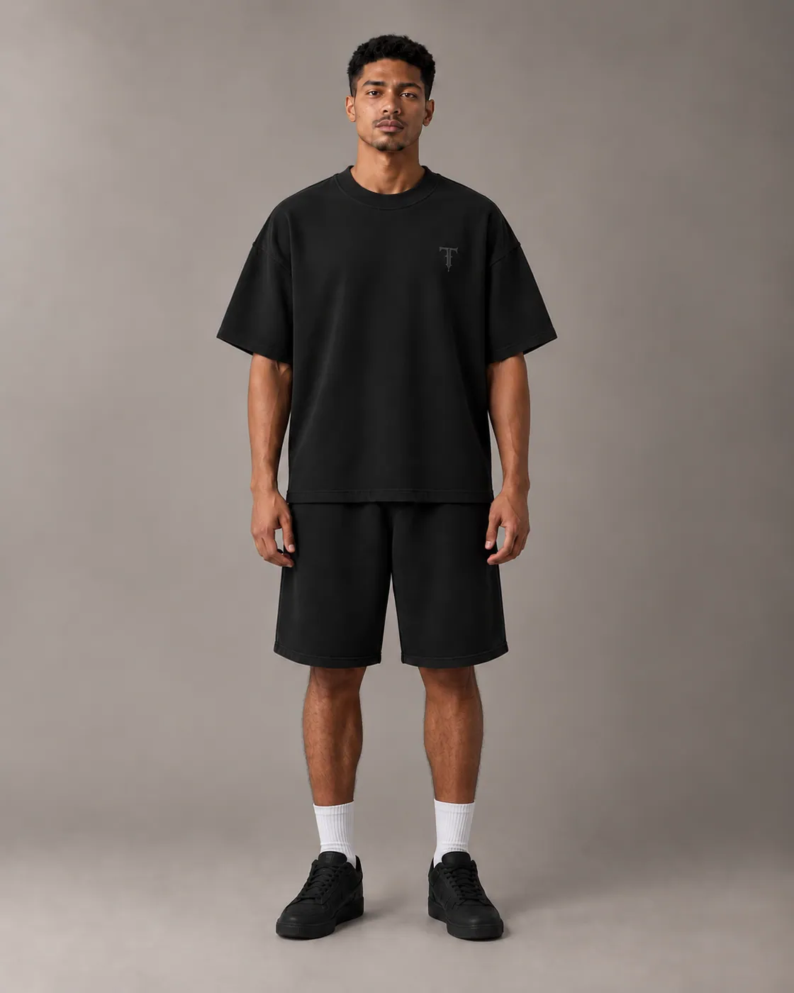 FORM SHORT SET in Black / Tonal, on body