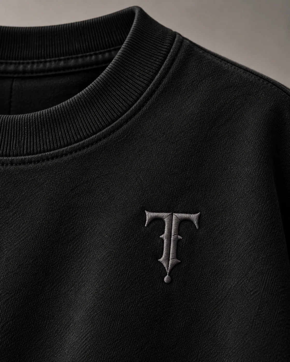 FORM TEE in Black / Tonal, detail