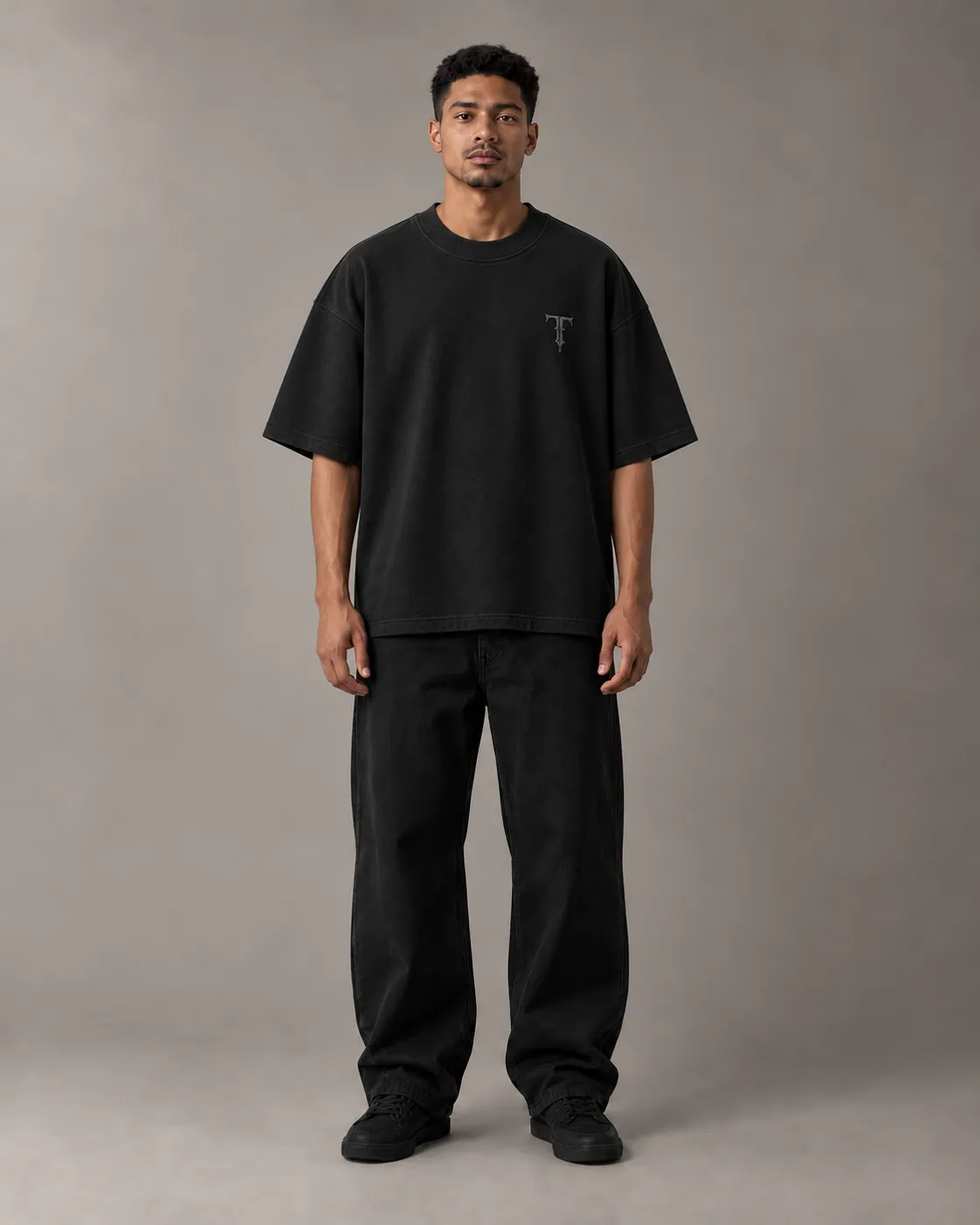 FORM TEE in Black / Tonal, on body