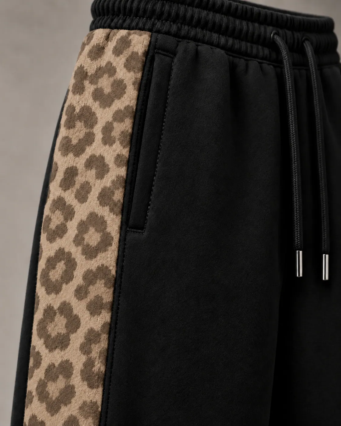 SPOT SWEATS in Black / Tonal, detail