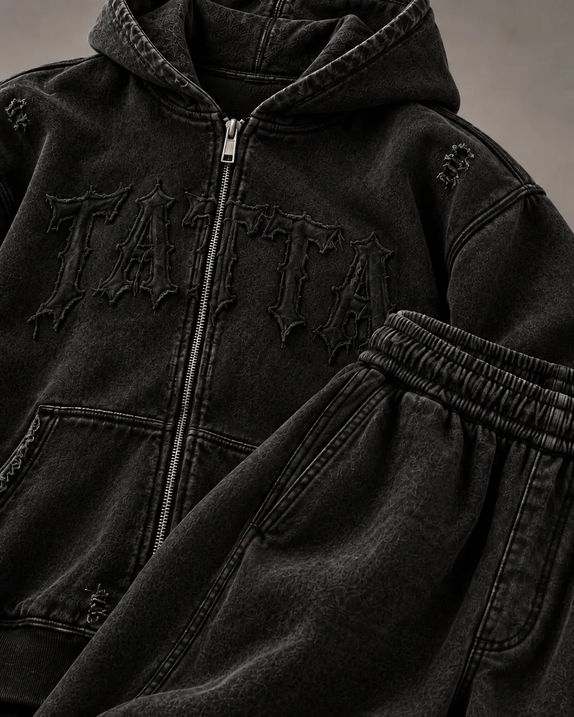 WORN SET in Black / Tonal, detail
